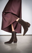 Load image into Gallery viewer, Kennel & Schmenger Nyla Choco Suede Boot