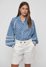 Load image into Gallery viewer, Dea Kudibal NitaDEA NS Blouse in Herberia Ocean