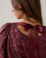 Load image into Gallery viewer, Summum Top with Shiny Jacquard Fabric