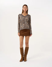 Load image into Gallery viewer, Leo & Ugo V-Sweater in Leopard