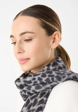 Load image into Gallery viewer, Codello Cashmere-Soft Scarf with Leopard Print