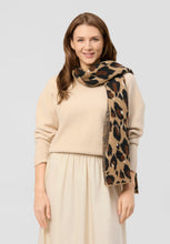 Load image into Gallery viewer, Codello Knitted Scarf with Polyester Blend with Leopard Pattern