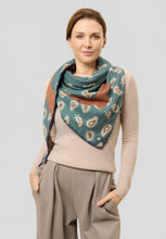 Load image into Gallery viewer, Codello Cashmere-Soft Triangle Scarf with Paisley Pattern