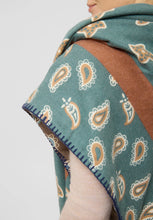 Load image into Gallery viewer, Codello Cashmere-Soft Triangle Scarf with Paisley Pattern