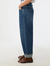Load image into Gallery viewer, iBlues Charlotte Barrel-Leg Jeans in Blue