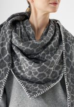 Load image into Gallery viewer, Codello Triangle Scarf with Leopard Print in Grey