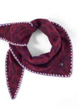 Load image into Gallery viewer, Codello Wool Mix Triangular Scarf in Dark Red Leopard