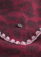 Load image into Gallery viewer, Codello Wool Mix Triangular Scarf in Dark Red Leopard