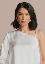 Load and play video in Gallery viewer, Riani Wide Leg Trousers in Off-White