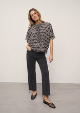 Load image into Gallery viewer, 0039 Italy Daisy Blouse in Navy
