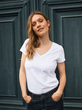 Load image into Gallery viewer, Mos Mosh Arden Organic V-SS T-Shirt in White
