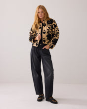Load image into Gallery viewer, Summum Flower Detail Jacket
