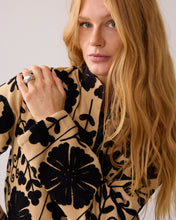 Load image into Gallery viewer, Summum Flower Detail Jacket
