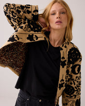 Load image into Gallery viewer, Summum Flower Detail Jacket
