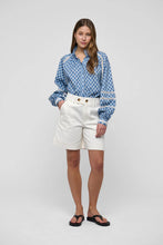 Load image into Gallery viewer, Dea Kudibal NitaDEA NS Blouse in Herberia Ocean
