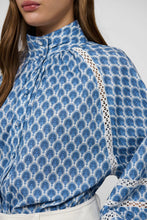 Load image into Gallery viewer, Dea Kudibal NitaDEA NS Blouse in Herberia Ocean
