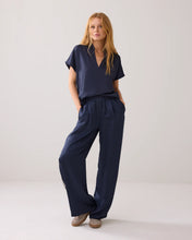 Load image into Gallery viewer, Summum Shiny V-Neck Top
