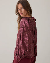 Load image into Gallery viewer, Summum Top with Shiny Jacquard Fabric
