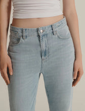 Load image into Gallery viewer, Marella Mom Cross Denim Jeans in Light Blue
