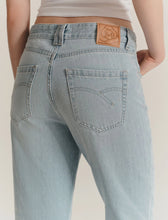 Load image into Gallery viewer, Marella Mom Cross Denim Jeans in Light Blue
