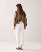 Load image into Gallery viewer, Summum Tapered-fit Chinos
