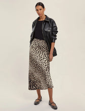 Load image into Gallery viewer, Emme Dorema Skirt in Leopard Print
