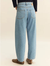 Load image into Gallery viewer, Emme Gitare Mom Fit Denims in Light Blue
