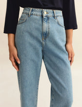 Load image into Gallery viewer, Emme Gitare Mom Fit Denims in Light Blue
