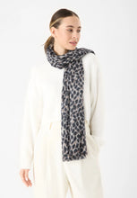 Load image into Gallery viewer, Codello Cashmere-Soft Scarf with Leopard Print
