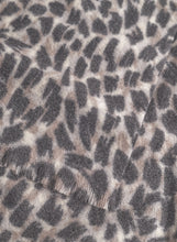 Load image into Gallery viewer, Codello Cashmere-Soft Scarf with Leopard Print

