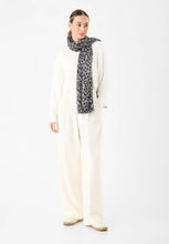Load image into Gallery viewer, Codello Cashmere-Soft Scarf with Leopard Print

