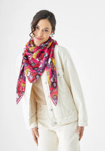 Load image into Gallery viewer, Codello Peanuts™ Recycled Polyester Scarf in Red
