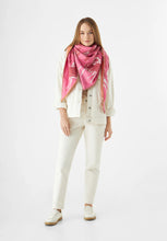 Load image into Gallery viewer, Codello Printed Triangle Scarf in Pink
