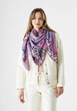Load image into Gallery viewer, Codello Soft Triangle Scarf in Lilac
