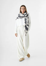 Load image into Gallery viewer, Codello Triangular scarf in Scandi look in Grey
