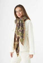 Load image into Gallery viewer, Codello Triangular scarf in Scandi look in Green

