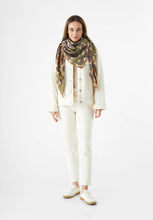 Load image into Gallery viewer, Codello Triangular scarf in Scandi look in Green
