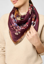 Load image into Gallery viewer, Codello Silk Scarf with Floral Pattern and Leopard
