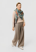 Load image into Gallery viewer, Codello Cashmere-Soft Triangle Scarf with Paisley Pattern
