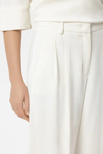 Load image into Gallery viewer, Luisa Cerano Tapered Pants with Pleats in Off-White
