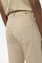 Load image into Gallery viewer, Luisa Cerano Skinny Capri Denim in Sand
