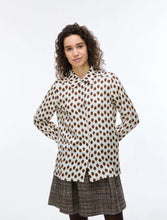 Load image into Gallery viewer, iBlues Odissea Figure-Skimming Shirt in Ivory
