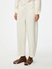 Load image into Gallery viewer, iBlue Natale Barrel-Leg Jeans in White
