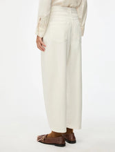 Load image into Gallery viewer, iBlue Natale Barrel-Leg Jeans in White
