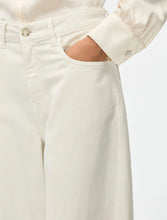 Load image into Gallery viewer, iBlue Natale Barrel-Leg Jeans in White

