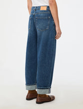 Load image into Gallery viewer, iBlues Charlotte Barrel-Leg Jeans in Blue
