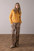 Load image into Gallery viewer, Summum Cardigan with Detailed Buttons
