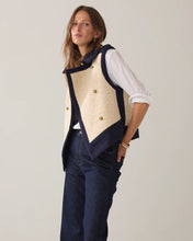 Load image into Gallery viewer, Summum Gilet in a Boucle Blend

