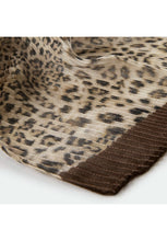 Load image into Gallery viewer, Codello PLEATED SCARF MADE FROM RECYCLED POLYESTER WITH A LEOPARD PRINT IN CAMEL
