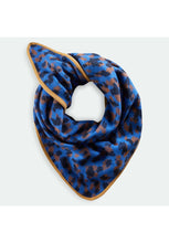 Load image into Gallery viewer, Codello WARM TRIANGULAR SCARF WITH A WOVEN LEO PATTERN IN BLUE
